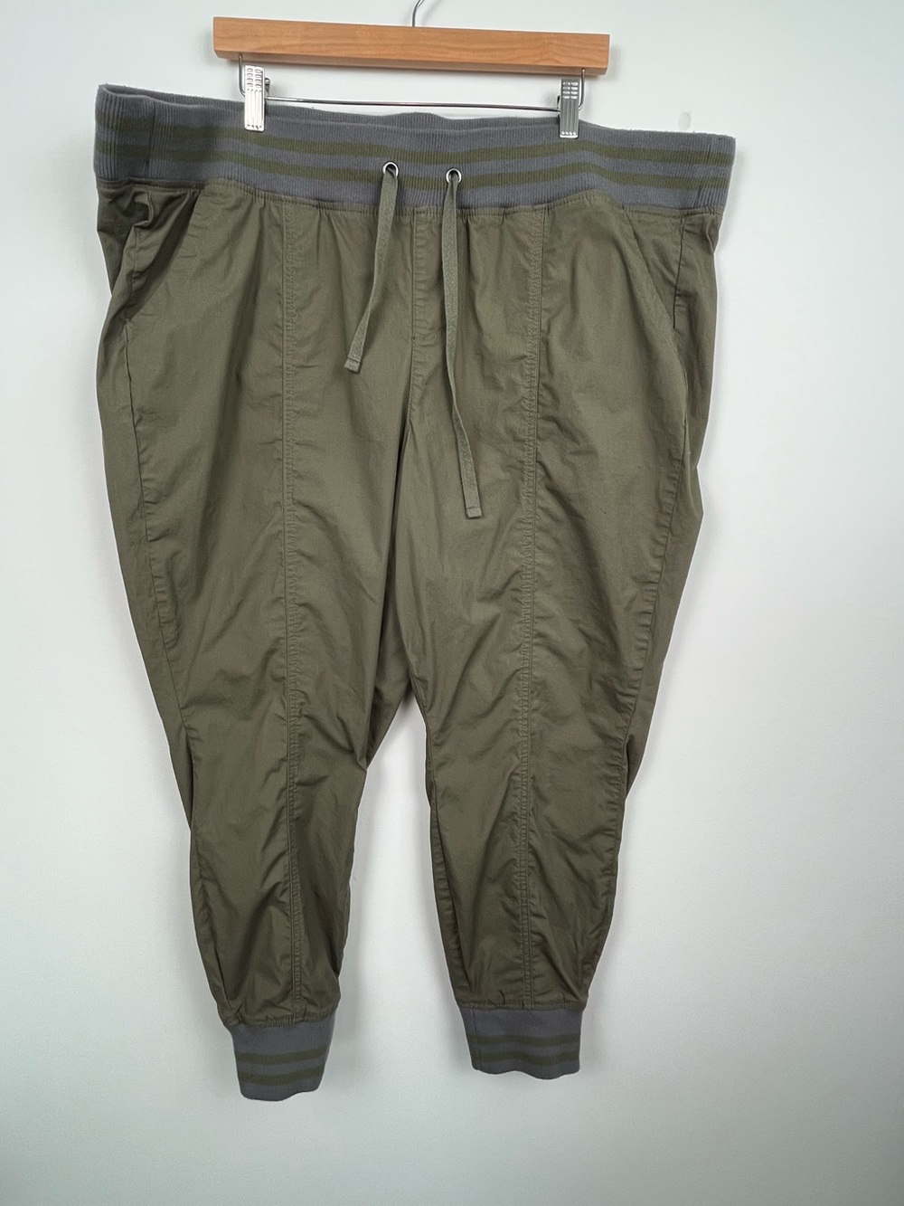 Torrid olive green cotton spandex drawstring waist jogger pants, 3X.